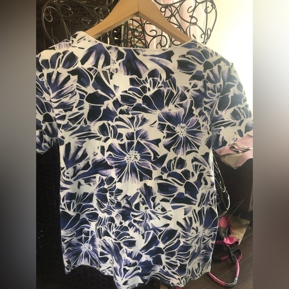 3/$30 - KAREN SCOTT floral tee - Picture 2 of 3